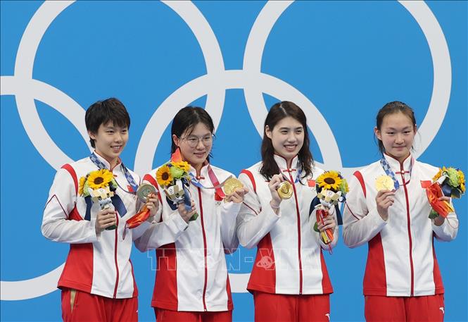 Trong ảnh: Các VĐV Trung Quốc giành HCV ở nội dung 4x200m bơi tiếp sức tự do nữ tại Olympic Tokyo 2020 ngày 29/7/2021. Ảnh: THX/TTXVN