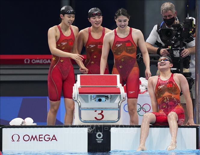 Trong ảnh: Các VĐV Trung Quốc sau khi kết thúc phần thi nội dung 4x200m bơi tiếp sức tự do nữ tại Olympic Tokyo 2020 ngày 29/7/2021. Ảnh: THX/TTXVN