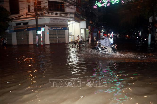 Trong ảnh: Đường Hàn Thuyên giao với đường Vị Hoàng ngập sâu trong nước sau trận mưa lớn kéo dài. Ảnh: Văn Đạt - TTXVN