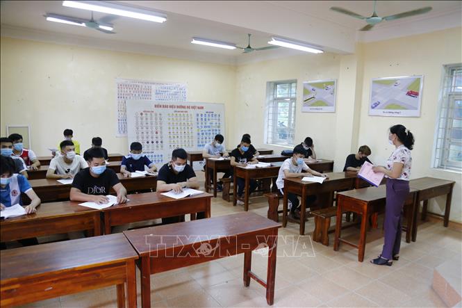 Sinh viên được bố trí ngồi giãn cách học các môn văn hóa . Ảnh: Nam Sương - TTXVN