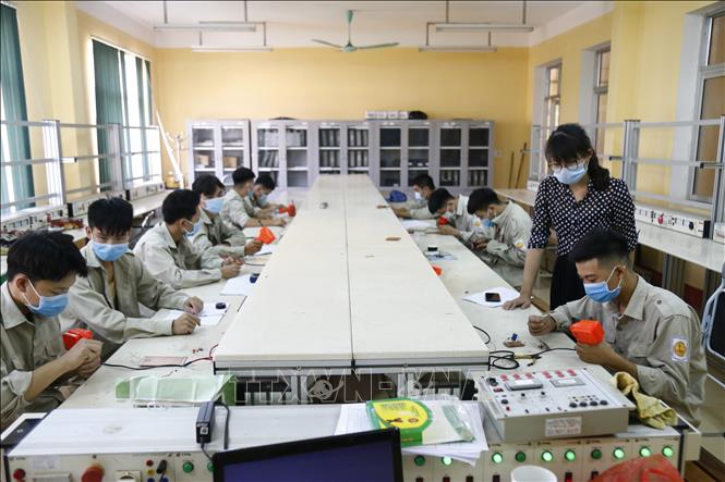 Lớp học thực hành điện được bố trí giãn cách. Ảnh: Nam Sương - TTXVN