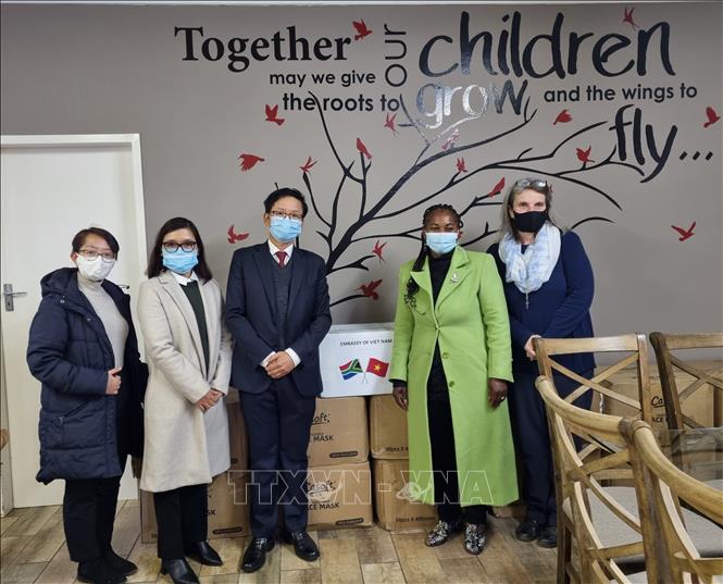 Photo: The Vietnamese embassy on the same day held a ceremony to present 30,000 masks to Waterkloof primary school, where many children of the Vietnamese community are studying. VNA Photo: Hồng Minh