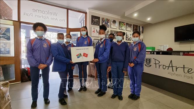 Photo: The Vietnamese embassy on the same day held a ceremony to present 25,000 masks to Pro Arte Alphen Park highl, where many children of the Vietnamese community are studying. VNA Photo: Hồng Minh