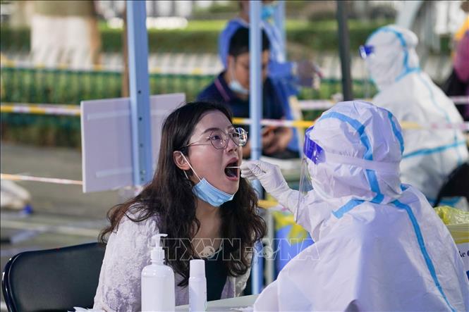Trong ảnh: Nhân viên y tế lấy mẫu xét nghiệm COVID-19 cho người dân tại Nam Kinh, tỉnh Giang Tô, Trung Quốc ngày 29/7/2021. Ảnh: THX/TTXVN
