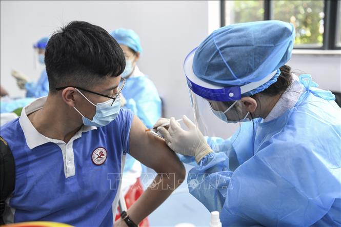 Trong ảnh: Nhân viên y tế tiêm vaccine ngừa COVID-19 cho trẻ thành niên tại Thâm Quyến, tỉnh Quảng Đông, Trung Quốc ngày 29/7/2021. Ảnh: THX/TTXVN