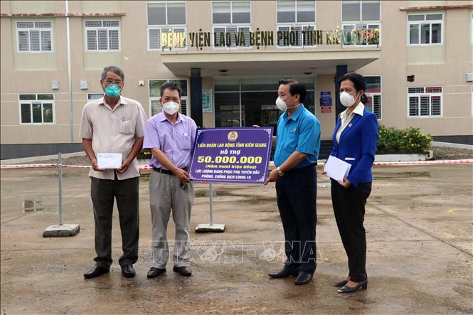 Trong ảnh: Lãnh đạo Liên đoàn Lao động tỉnh trao tiền hỗ trợ Bệnh viện Lao và Phổi tỉnh Kiên Giang.
Ảnh: Lê Huy Hải - TTXVN