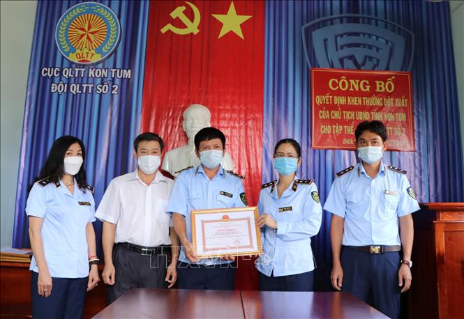 Trong ảnh: Trao Bằng khen tập thể Đội Quản lý thị trường số 2 (Cục Quản lý thị trường Kon Tum). Ảnh: Cao Nguyên - TTXVN

