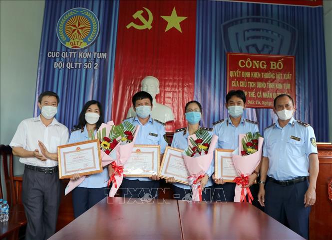 Trong ảnh: Trao Bằng khen cho 4 cá nhân của Đội Quản lý thị trường số 2 (Cục Quản lý thị trường Kon Tum). Ảnh: Cao Nguyên - TTXVN
