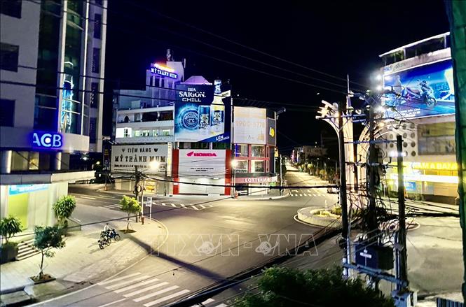 Trong ảnh: Vòng xoay đèn 4 ngọn trên Quốc lộ 91 qua địa bàn thành phố Long Xuyên vắng người và phương tiện trong thời gian tỉnh áp dụng Chỉ thị 16. Ảnh: Thanh Sang-TTXVN