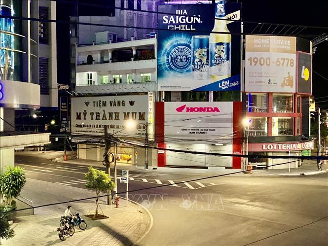 Trong ảnh: Đường Trần Hưng Đạo, thành phố Long Xuyên vắng người và phương tiện trong thời gian tỉnh An Giang áp dụng Chỉ thị 16. Ảnh: Thanh Sang- TXVN