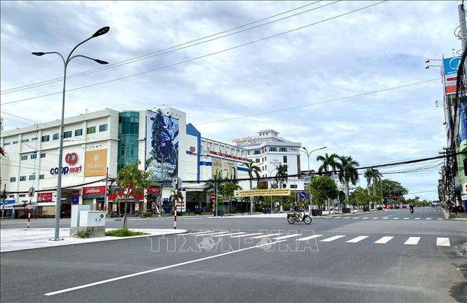 Trong ảnh: Đường Nguyễn Huệ, thành phố Long Xuyên vắng người và phương tiện trong thời gian tỉnh áp dụng Chỉ thị 16. Ảnh: Thanh Sang-TTXVN