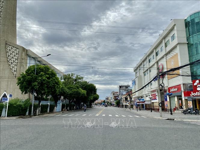 Trong ảnh: Đường Hùng Vương, thành phố Long Xuyên vắng người và phương tiện trong thời gian tỉnh áp dụng Chỉ thị 16. Ảnh: Thanh Sang-TTXVN