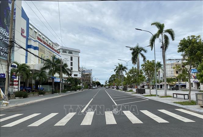 Trong ảnh: Đường Nguyễn Huệ, thành phố Long Xuyên vắng người và phương tiện trong thời gian tỉnh áp dụng Chỉ thị 16. Ảnh: Thanh Sang-TTXVN