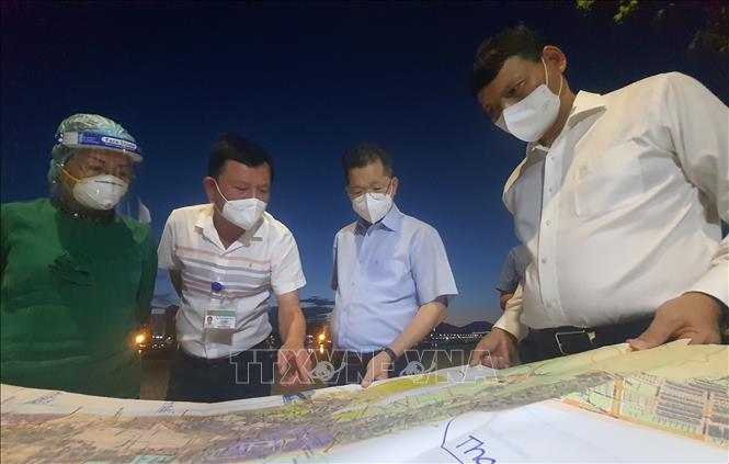 Trong ảnh: Bí thư Thành ủy Đà Nẵng Nguyễn Văn Quảng (thứ 2, bên phải) kiểm tra tình hình kiểm soát dịch COVID-19 tại phường Nại Hiên Đông (quận Sơn Trà). Ảnh: Văn Dũng - TTXVN