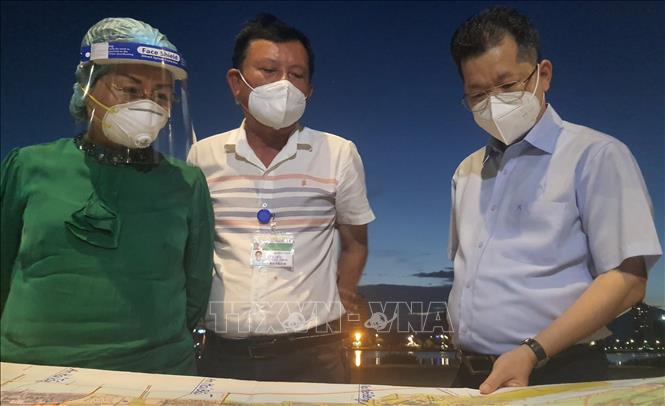 Trong ảnh: Bí thư Thành ủy Đà Nẵng Nguyễn Văn Quảng (đầu tiên, bên phải) kiểm tra tình hình kiểm soát dịch COVID-19 tại phường Nại Hiên Đông (quận Sơn Trà). Ảnh: Văn Dũng - TTXVN