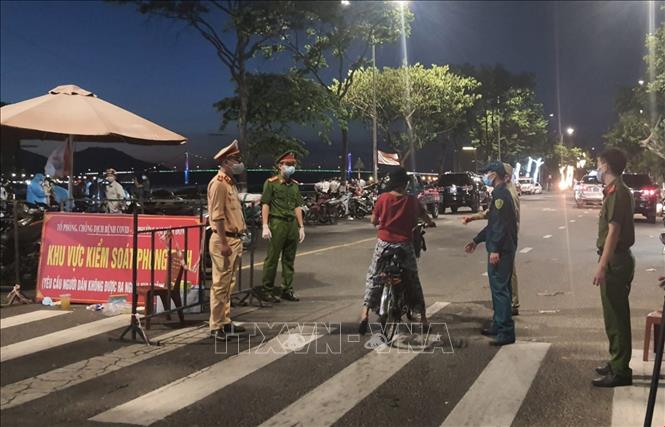 Trong ảnh: Lực lượng chức năng kiểm soát chặt người ra vào phường Nại Hiên Đông (quận Sơn Trà). Ảnh: Văn Dũng