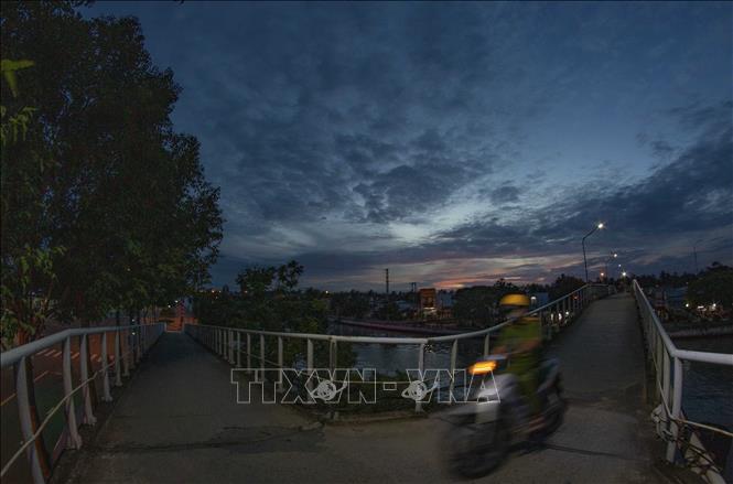 Photo: A corner of Vi Thanh City, the Mekong delta of Hau Giang after a 6pm curfew in an effort to control the COVID-19 pandemic. VNA Photo: Duy Khương