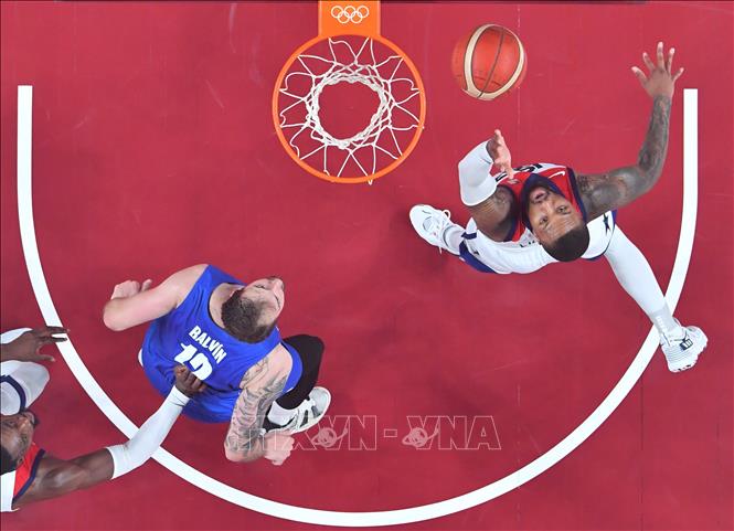 Trong ảnh: Damian Lillard (phải), đội tuyển bóng rổ nam của Mỹ  trong trận đấu với đội tuyển Cộng hòa Séc tại sân vận động  ở Saitama, Nhật Bản, ngày 31/7/2021. Ảnh: THX/TTXVN