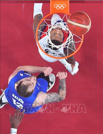 Trong ảnh: Damian Lillard (trên), đội tuyển bóng rổ nam của Mỹ  trong trận đấu với đội tuyển Cộng hòa Séc tại sân vận động  ở Saitama, Nhật Bản, ngày 31/7/2021. Ảnh: THX/TTXVN