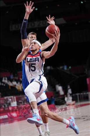 Trong ảnh: Devin Booker (phía trước), đội tuyển bóng rổ nam của Mỹ  trong trận đấu với đội tuyển Cộng hòa Séc tại sân vận động  ở Saitama, Nhật Bản, ngày 31/7/2021. Ảnh: THX/TTXVN
