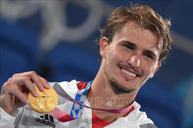 Trong ảnh: Tay vợt Alexander Zverev giành huy chương vàng đơn nam môn tennis tại Olympic Tokyo 2020 diễn ra tại Tokyo, ngày 1/8/2021. Ảnh: AFP/TTXVN
