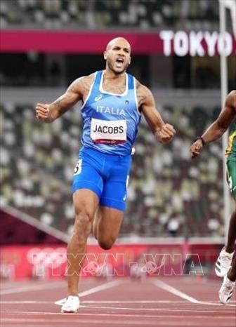 Trong ảnh: Vận động viên Lamont Marcell Jacobs của Italy giành huy chương vàng ở môn điền kinh chạy 100 mét nam với thành tích 9 giây 80 tại Thế vận hội Olympic Tokyo 2020 diễn ra ở Tokyo, ngày 1/8/2021. Ảnh: Kyodo/TTXVN
