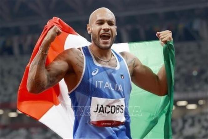 Trong ảnh: Vận động viên Lamont Marcell Jacobs của Italy giành huy chương vàng ở môn điền kinh chạy 100 mét nam với thành tích 9 giây 80 tại Thế vận hội Olympic Tokyo 2020 diễn ra ở Tokyo, ngày 1/8/2021. Ảnh: Kyodo/TTXVN