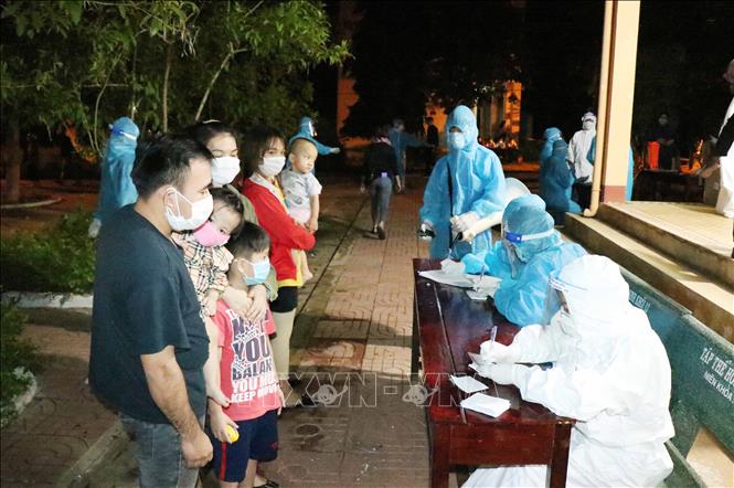 Trường hợp có trẻ em, phụ nữ mang thai được ưu tiên làm xét nghiệm trước. Ảnh: Tuấn Anh – TTXVN