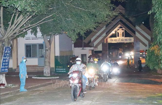 Người dân Đắk Lắk từ các tỉnh phía Nam di chuyển về bằng xe cá nhân đến điểm tập kết để xét nghiệm sàng lọc COVID-19. Ảnh: Tuấn Anh – TTXVN