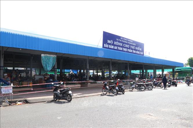 Trong ảnh: Nhiều mô hình đi chợ được áp dụng ở thành phố Cao Lãnh trong thời gian giãn cách xã hội. Ảnh: Nguyễn Văn Trí - TTXVN