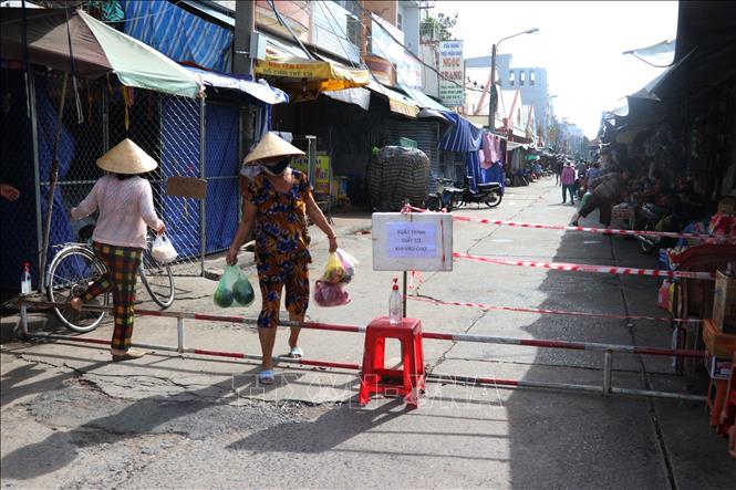 Trong ảnh: Nhiều mô hình đi chợ được áp dụng ở thành phố Cao Lãnh trong thời gian giãn cách xã hội. Ảnh: Nguyễn Văn Trí - TTXVN