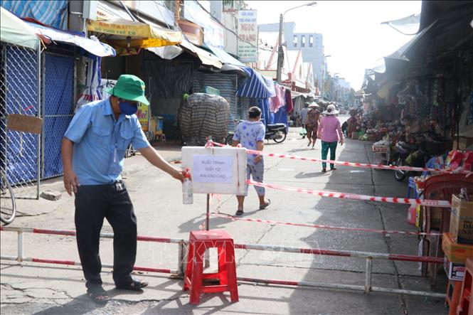 Trong ảnh: Nhiều mô hình đi chợ được áp dụng ở thành phố Cao Lãnh trong thời gian giãn cách xã hội. Ảnh: Nguyễn Văn Trí - TTXVN