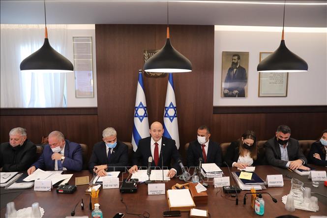 Trong ảnh: Thủ tướng Israel Naftali Bennett (giữa) chủ trì cuộc họp nội các tại Jerusalem ngày 1/8/2021. Ảnh: AFP/TTXVN