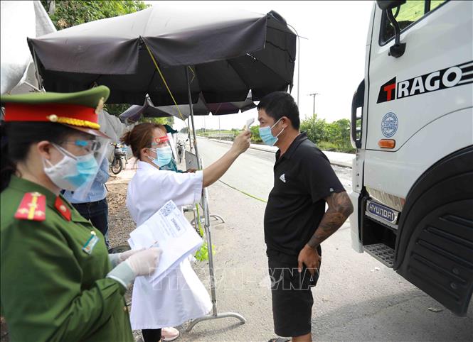 Lực lượng chức năng kiểm soát người và phương tiện tại chốt kiểm soát Phương Bảng, xã Song Phương, huyện Hoài Đức. Ảnh: Vũ Sinh - TTXVN 