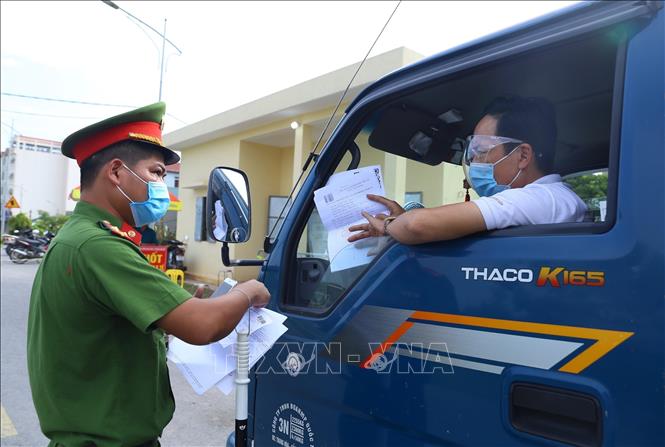 Lực lượng chức năng kiểm tra giấy tờ phương tiện và người điều khiển phương tiện tại chốt kiểm soát trên Đê sông Đáy, xã Song Phương, huyện Hoài Đức. Ảnh: Hoàng Hiếu – TTXVN