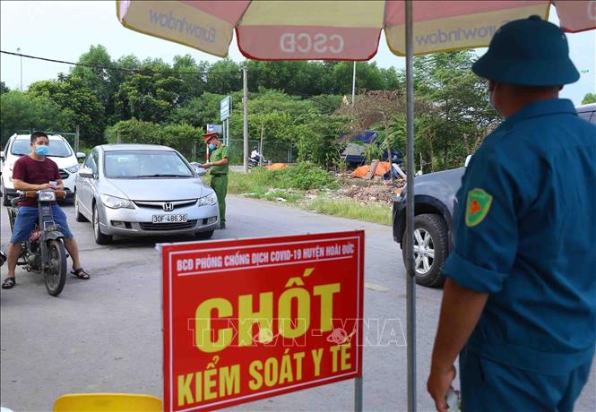 Chốt kiểm soát y tế trên Đê sông Đáy thuộc xã Song Phương, huyện Hoài Đức. Ảnh: Hoàng Hiếu – TTXVN