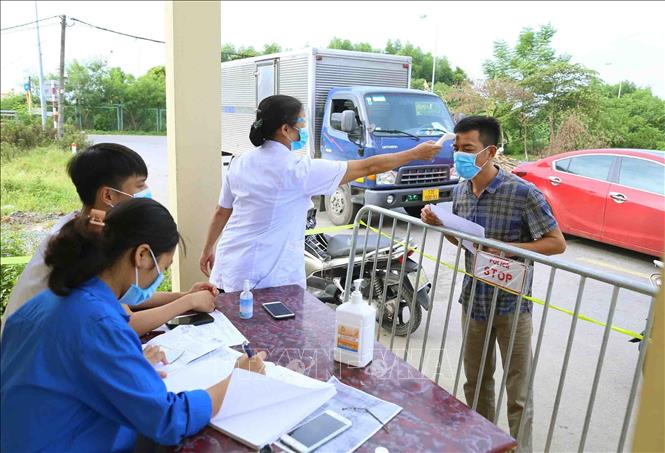 Lực lượng chức năng làm nhiệm vụ tại chốt kiểm soát trên Đê sông Đáy, xã Song Phương, huyện Hoài Đức. Ảnh: Hoàng Hiếu – TTXVN