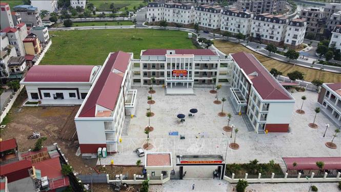 Trường Tiểu học thị trấn Trạm Trôi được trưng dụng làm khu cách ly tập trung với 200 giường. Ảnh: Vũ Sinh - TTXVN