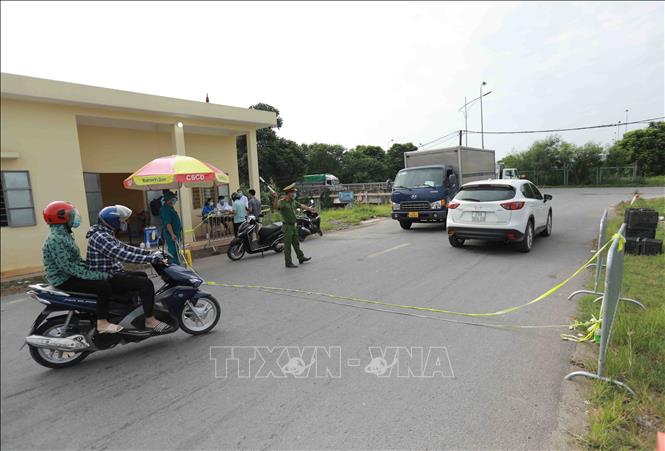Chốt kiểm soát trên Đê sông Đáy thuộc xã Song Phương, huyện Hoài Đức là một trong 15 chốt của huyện với các lực lượng công an, quân đội và y tế thực hiện nhiệm vụ. Ảnh: Vũ Sinh - TTXVN