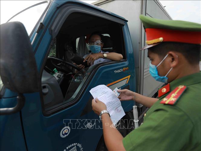 Lực lượng công an kiểm tra giấy tờ lái xe và phương tiện tại chốt kiểm soát trên Đê sông Đáy, xã Song Phương, huyện Hoài Đức. Ảnh: Vũ Sinh - TTXVN 