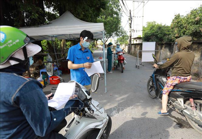 Chốt kiểm soát thôn Phương Bảng, xã Song Phương là một trong 332 chốt của các thôn, xóm với các lực lượng là đoàn viên thanh niên, phụ nữ, cựu chiến binh. Ảnh: Vũ Sinh - TTXVN