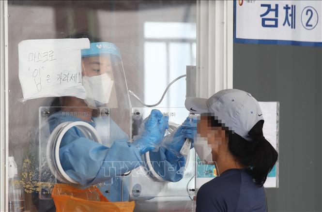 Trong ảnh: Nhân viên y tế lấy mẫu xét nghiệm COVID-19 cho người dân tại Seoul, Hàn Quốc ngày 1/8/2021. Ảnh: Yonhap/TTXVN