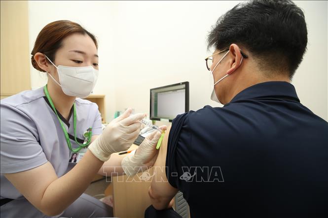 Trong ảnh: Nhân viên y tế tiêm vaccine ngừa COVID-19 cho người dân tại Seoul, Hàn Quốc ngày 26/7/2021. Ảnh: Yonhap/TTXVN