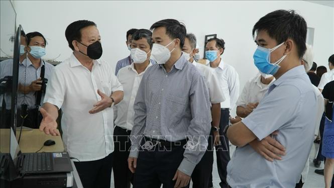 Trong ảnh: Thứ trưởng Trần Văn Thuấn, Trưởng đoàn công tác đặc biệt của Bộ Y tế hỗ trợ phòng, chống dịch COVID-19 các tỉnh miền Đông Nam bộ (giữa) kiểm tra tại Khu Điều trị Bệnh nhân COVID-19 Thới Hòa. Ảnh: TTXVN phát