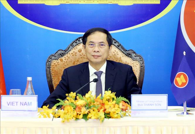 Trong ảnh: Bộ trưởng Bộ Ngoại giao Bùi Thanh Sơn tham dự Hội nghị Bộ trưởng Ngoại giao ASEAN – Nhật Bản theo hình thức trực tuyến. Ảnh: Phạm Kiên – TTXVN