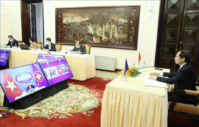 Trong ảnh: Bộ trưởng Bộ Ngoại giao Bùi Thanh Sơn tham dự Hội nghị Bộ trưởng Ngoại giao ASEAN – Nhật Bản theo hình thức trực tuyến. Ảnh: Phạm Kiên – TTXVN