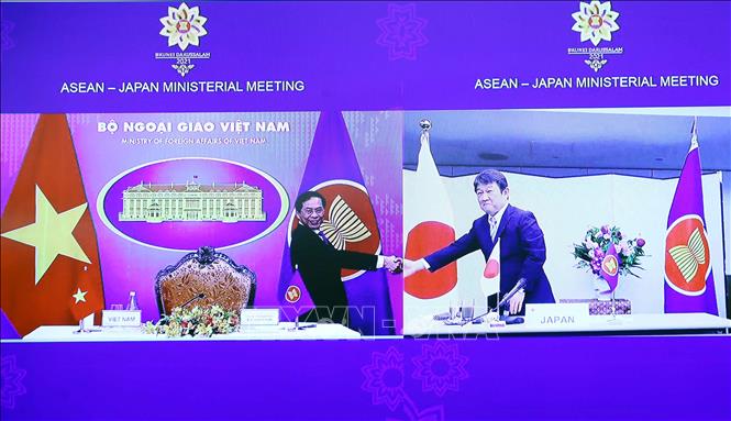 Trong ảnh: Bộ trưởng Bộ Ngoại giao Việt Nam Bùi Thanh Sơn với Bộ trưởng Ngoại giao Nhật Bản Motegi Toshimitsu theo hình thức trực tuyến. Ảnh: Phạm Kiên - TTXVN