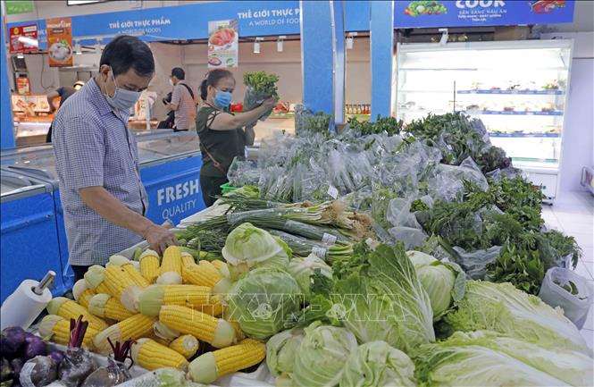 Người dân mua sắm hàng hóa tại siêu thị BRG Mart ở 120 Hàng Trống, quận Hoàn Kiếm. Ảnh: Trần Việt - TTXVN