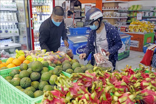 Trong ảnh: Người dân mua sắm hàng hóa tại siêu thị BRG Mart ở 120 Hàng Trống, Hoàn Kiếm, Hà Nội. Ảnh: Trần Việt - TTXVN