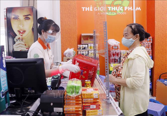 Khu vực thanh toán tại hệ thống siêu thị BRG Mart luôn đảm bảo yêu cầu phòng dịch. Ảnh: Trần Việt - TTXVN
